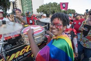 Brasilien, df, Brasilien jan 1 2023 ung lady paradera ner de esplanada i Brasilien, spelar en trumma i Stöd av president lula foto