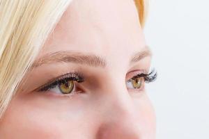 kvinna ögonfransar smink baner. närbild av mandel kinesisk ögon och ögonbryn, med ögonskugga smink och falsk ögonfransar foto
