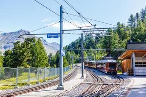 swiss berg tåg korsade alperna, järnväg i de bergen foto