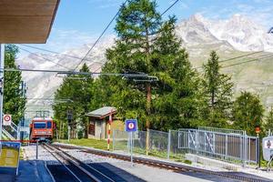 swiss berg tåg korsade alperna, järnväg i de bergen foto