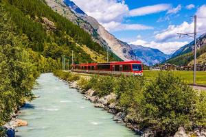 tåg i de bergen av zermatt, schweiz - augusti 15, 2019 foto