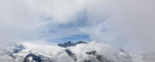 antenn se av de alps bergen i schweiz. glaciär foto