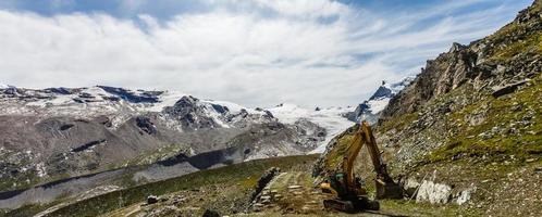 väg konstruktion i berg, grävmaskin i de berg. foto