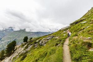 Fantastisk berg landskap med molnig himmel, naturlig utomhus- resa bakgrund. skönhet värld. foto