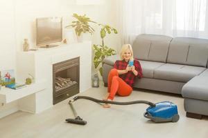 kvinna rengör de golv av de hus foto