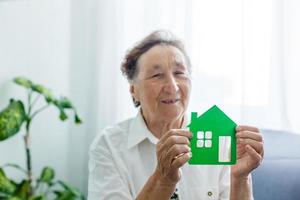 porträtt av stilig mormor mormor händer hus foto