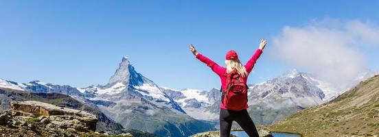 resande i de alpina äng, schweiz foto