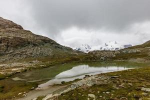 Fantastisk berg landskap med molnig himmel, naturlig utomhus- resa bakgrund. skönhet värld. foto