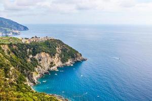 fiske båtar förtöjd på vatten i hamn av ligurian och medelhavs hav nära kustlinje av riviera di levande av nationell parkera cinque terre kust med blå himmel, riomaggiore by, liguria, Italien. foto