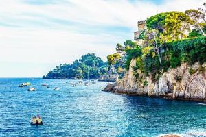 strand Nästa till portofino i Italien. skön bukt av paraggi. simning semester i Italien foto