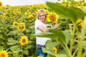 leende kvinna i solros fält natur Sol lantbruk. foto