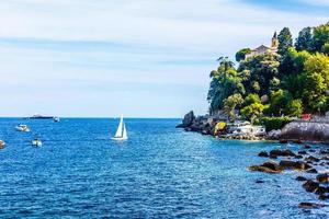 landskap se av de liten stad och strand av camogli i de medelhavs kust av liguria i Italien foto