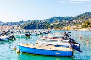 fiske båtar i liguria Italien. små fiske båtar med fiske Utrustning dockad i de hamn - lerici, la spezia, liguria, Italien foto