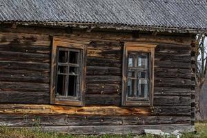 gammal traditionell hus i lettland foto