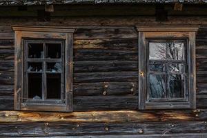 gammal traditionell hus i lettland foto