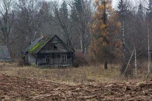 gammal traditionell hus i lettland foto