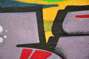 bakgrund bild av de vägg dekorerad med färgrik abstrakt graffiti. gata konst begrepp foto
