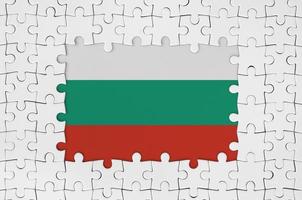 bulgarien flagga i ram av vit pussel bitar med saknas central del foto