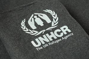 Kiev, ukraina - Maj 4, 2022 UNHCR de fn flykting byrå logotyp på humanitär grå filtar foto