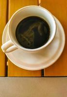 kopp av americano svart kaffe i restaurang Mexiko. foto