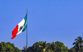 mexikansk grön vit röd flagga i zicatela puerto escondido Mexiko. foto