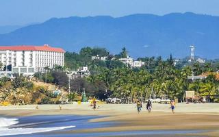 puerto escondido oaxaca mexico 2022 strand sand blå vatten enorm surfare vågor puerto escondido Mexiko. foto