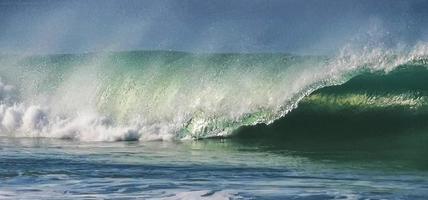 ytterst enorm stor surfare vågor på strand puerto escondido Mexiko. foto