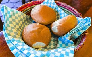 utsökt runda bullar med sesam frön på trä- tabell Mexiko. foto