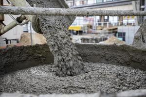 dumpning betong från de betong mixer lastbil. betong för de industri av konstruktion. foto