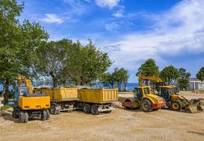 dag se av stannade industri fordon på de konstruktion webbplats foto