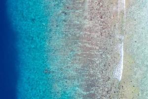 antenn hav se, topp se av Fantastisk natur hav bakgrund. ljus blå vatten färger, lagun strand med vågor stänk på solig dag. flygande Drönare Foto, Fantastisk natur landskap med korall rev foto