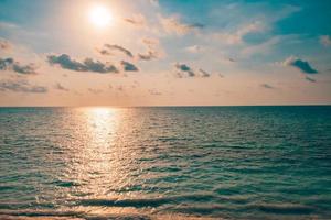 inspirera lugna hav med solnedgång himmel. meditation hav och himmel bakgrund. färgrik horisont över de vatten, stillhet och zen natur begrepp. antenn solnedgång hav se med horisont. underbar natur foto