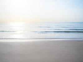 skön hav se med solsken och strand landskap foto