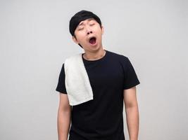 asiatisk man med handduk gest gäspa föll sömnlös isolerat foto