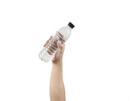 händer håll vatten flaska isolerat vit foto