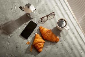 frukost med croissant och kaffe och moka pott. morgon- måltid och frukost begrepp. foto