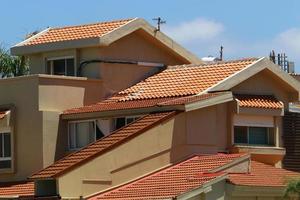 kaklade tak på en bostads- byggnad i israel. foto