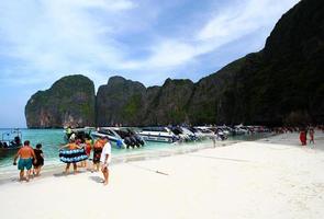 krabi, thailand-april 28, 2017 många hastighet båt, människor eller turist resa till skön strand och vit sand på sid ö. landskap av hav med berg och blå himmel bakgrund. landmärke för besök. foto