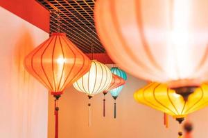 färgrik kinesisk lyktor lampor på tak texturerad bakgrund foto