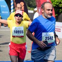 ny delhi, Indien - oktober 16 2022 - vedanta delhi halv maraton lopp efter covid i som maraton deltagarna handla om till korsa de Avsluta linje, delhi halv maraton 2022 foto