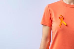 orange band för leukemi, njurcancerdagen, multipel skleros i världen, crps, självskademedvetenhetsmånad. hälsovård och ordet cancer dag koncept foto