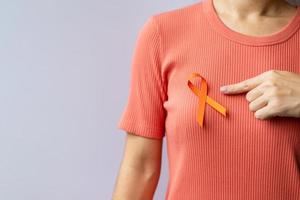 orange band för leukemi, njurcancerdagen, multipel skleros i världen, crps, självskademedvetenhetsmånad. hälsovård och ordet cancer dag koncept foto