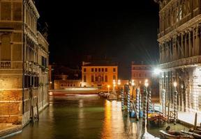 bra kanal på natt i Venedig foto