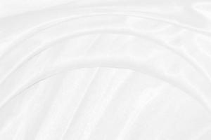 slät elegant vit silke eller satin lyx trasa textur kan använda sig av som bröllop bakgrund. lyxig bakgrund design foto