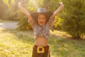 skön liten flicka i cowboy hatt foto