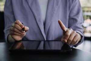 asiatisk kollegor man och kvinna diskuterar och arbetssätt med bärbar dator dator på kontor skrivbord i de kontor foto