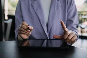 asiatisk kollegor man och kvinna diskuterar och arbetssätt med bärbar dator dator på kontor skrivbord i de kontor foto