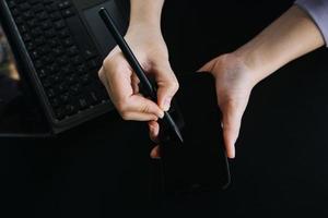 asiatisk kollegor man och kvinna diskuterar och arbetssätt med bärbar dator dator på kontor skrivbord i de kontor foto