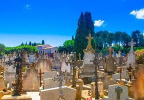 gammal kyrkogård med statyer och marmor gravstenar för de gravar i solig dag nära de carcassonne slott. foto