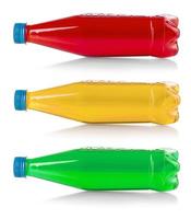 plast flaska med färgad citronsaft isolerat på vit bakgrund foto